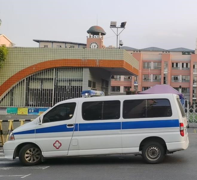 潭门镇救护车出租护送骨折病人一公里多少钱